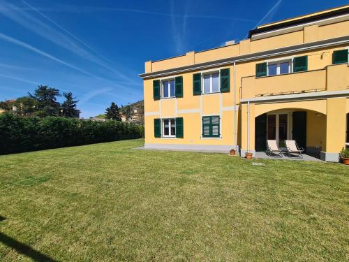 a house with two chairs in a yard at Santa Caterina in Levanto