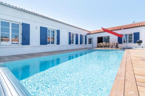 une piscine dans l'arrière-cour d'une maison dans l'établissement L'Ecole, à La Cotinière
