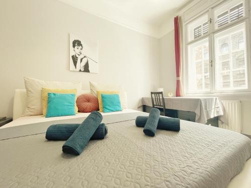 - une chambre dotée d'un grand lit avec des oreillers bleus dans l'établissement Champlena Central Station Elegancy, à Budapest