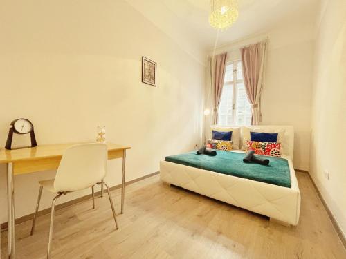 - une chambre avec un lit, un bureau et une table dans l'établissement Champlena Central Station Elegancy, à Budapest