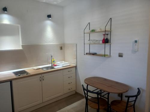 - une cuisine avec une table en bois et un évier dans l'établissement Apartment Karmen, à Sumartin