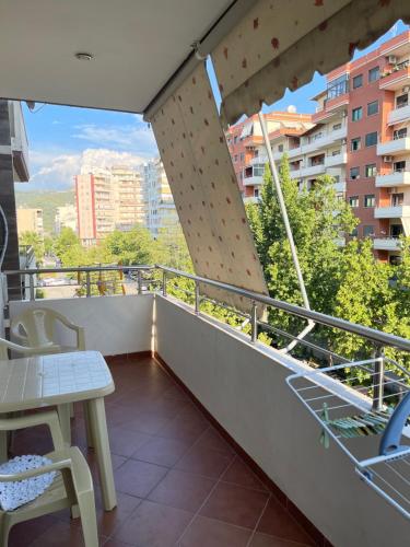 balkon ze stołem i krzesłami w budynku w obiekcie Vlore apartament 1 we Wlorze