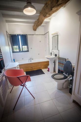 une salle de bain avec toilettes, lavabo et baignoire dans l'établissement Chambres d'hôtes Enmarcade, à Touget