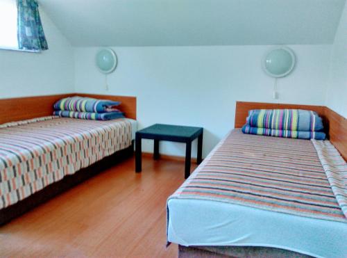 Ένα ή περισσότερα κρεβάτια σε δωμάτιο στο Fesztivál Nyaralóház