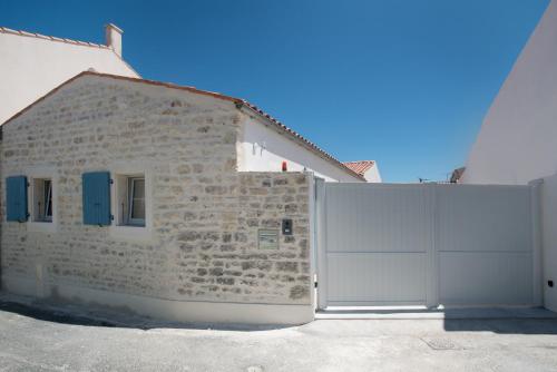 拉孔提涅的住宿－Le Logis du pêcheur，建筑旁的白色栅栏,有门