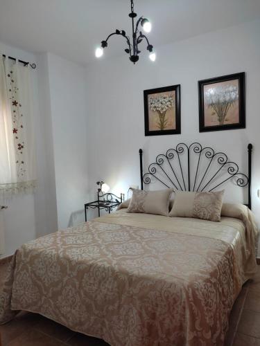 a bedroom with a large bed in a room at Alojamiento Macarena in Burunchel
