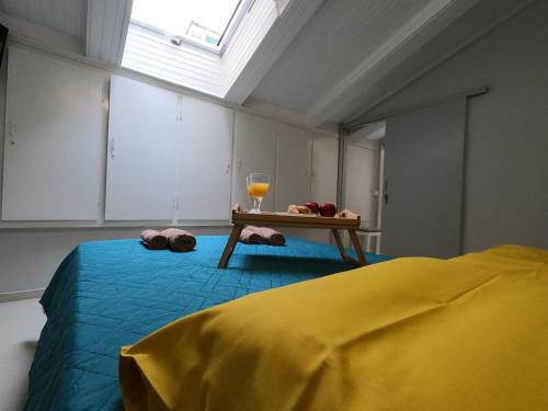 - une chambre avec un lit et une table avec une couverture jaune dans l'établissement CASA MARIA, à Corfou