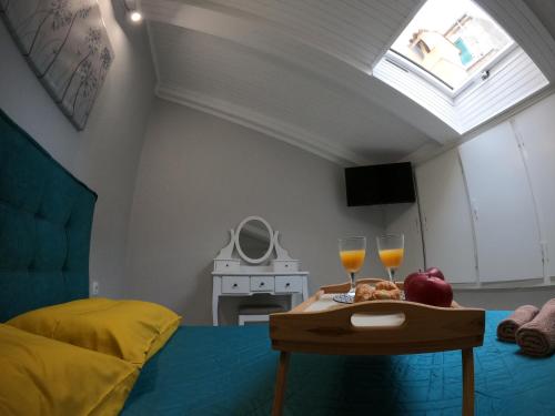 une chambre avec une table et deux verres de jus d'orange dans l'établissement CASA MARIA, à Corfou
