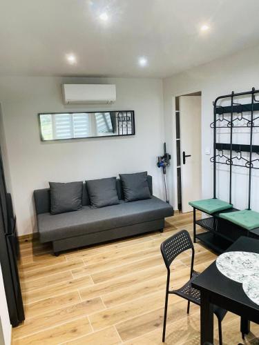 un salon avec un canapé, une table et des chaises dans l'établissement CASA LOUNA T2 Plage 400m, à La Seyne-sur-Mer