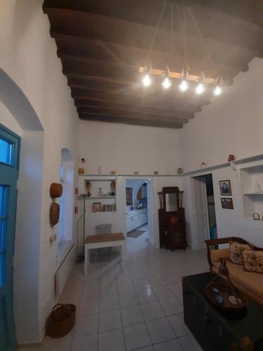A bed or beds in a room at Kafenes house Αναπαλαιώμενο παραδοσιακό σπίτι