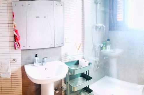 ein Badezimmer mit Waschbecken, Toilette und Dusche in der Unterkunft Luxury Penthouse, 50m2 terrace, downtown in Santa Cruz de Tenerife