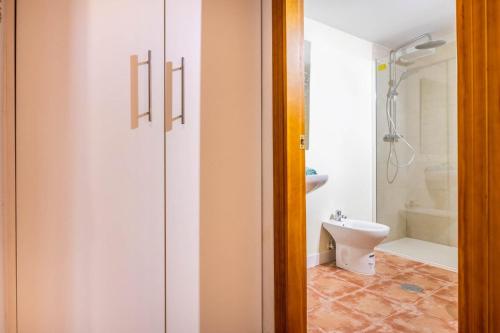 uma casa de banho com um WC e um chuveiro em Apartamento Macarena, en el Centro de Sevilla em Sevilha