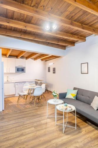 Macarena Apartment - Historic Center - Quiet & Central