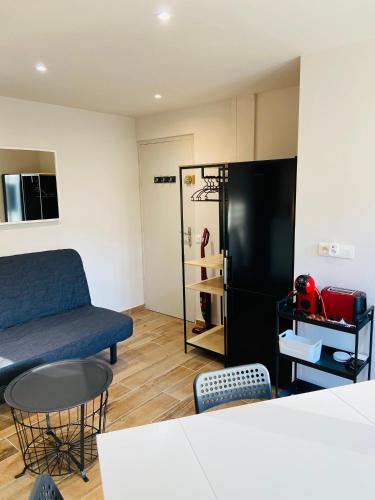 - un salon avec un canapé, une table et un réfrigérateur dans l'établissement CASA MARGOT T2 Plage 500m, à La Seyne-sur-Mer