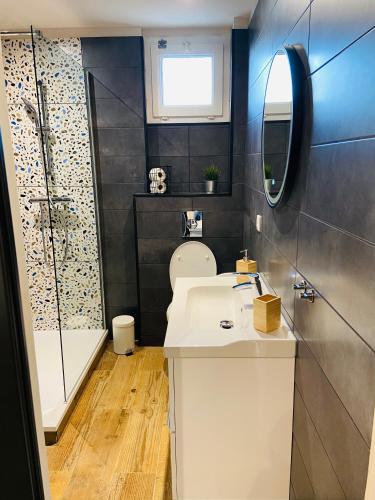 une salle de bain avec un lavabo blanc et une douche dans l'établissement CASA MARGOT T2 Plage 500m, à La Seyne-sur-Mer