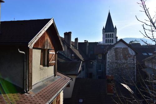 une vue depuis les toits des bâtiments avec une église dans l'établissement Le Duplex Carnot, à Annecy