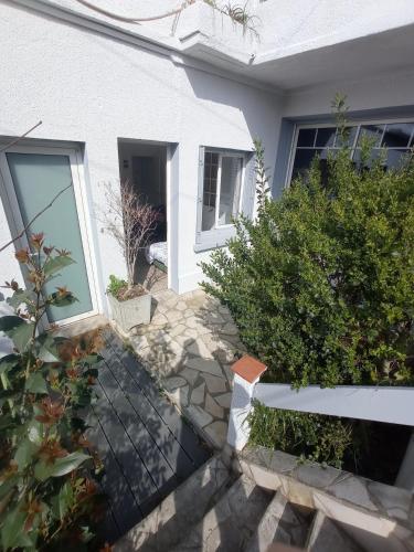a house with a walkway leading to a door at Studio indépendant, avec piscine et jardin, direct gare aéroport, 1 lit pour 2 personnes Direct Gare Aéroport in Toulouse