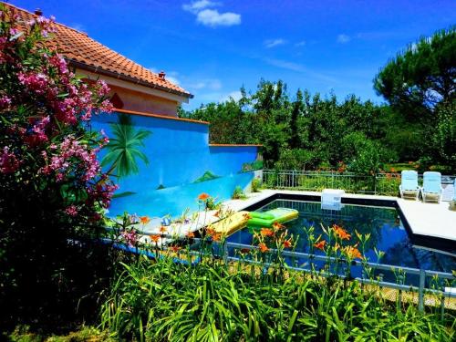 a swimming pool next to a house with a garden at Studio indépendant, avec piscine et jardin, direct gare aéroport, 1 lit pour 2 personnes Direct Gare Aéroport in Toulouse