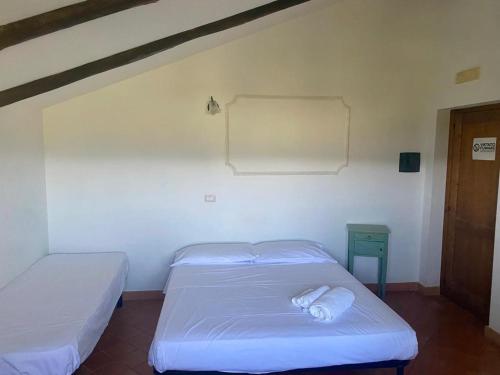 Habitación con 2 camas en una habitación en Agriturismo Tre Morene, en Monteforte Cilento