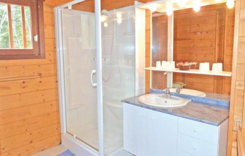 y baño con ducha y lavamanos. en Stunning Home In Sceau-saint-angel With Wifi, en Nontron