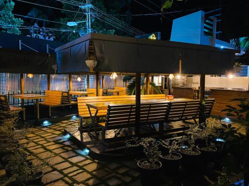 グルヴァイアールにあるUtsavam Hotel Apartmentsの夜のテーブルと椅子付きのレストラン