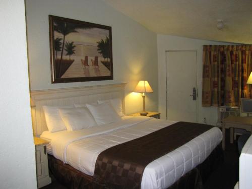 um quarto de hotel com uma cama grande num quarto em A-1 Budget Motel em Homestead