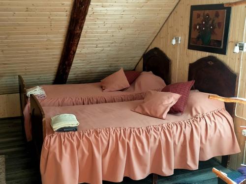 2 camas con sábanas rosas en una habitación en Lossi 8 Põltsamaa Maida, en Põltsamaa
