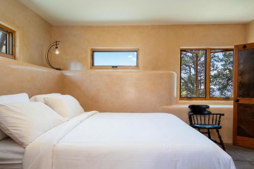 Легло или легла в стая в Earthship retreat + 2 spas + incredible views.