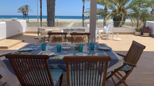 una mesa con sillas y una mesa con vistas a la playa en Los Frasquitos, en Vera