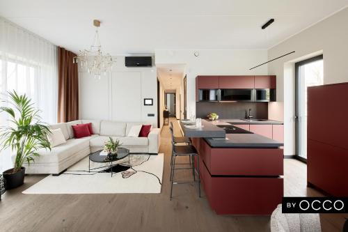 cocina y sala de estar con sofá y mesa en Luxury apartment in the city centre en Tallin