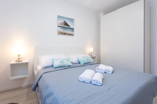 um quarto com uma cama com toalhas em Delminium em Kaštela