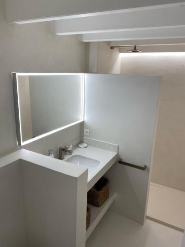 カップ・フェレにあるvilla blanche Cabine 1の白いバスルーム(シンク、鏡付)
