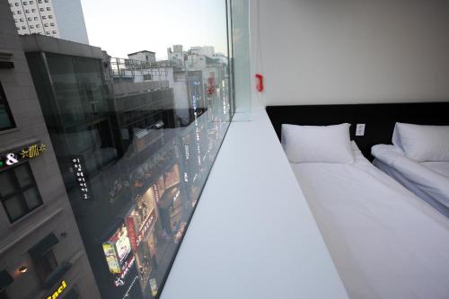 Camera con letto e vista sulla città di Ekonomy Hotel Myeongdong Premier a Seul