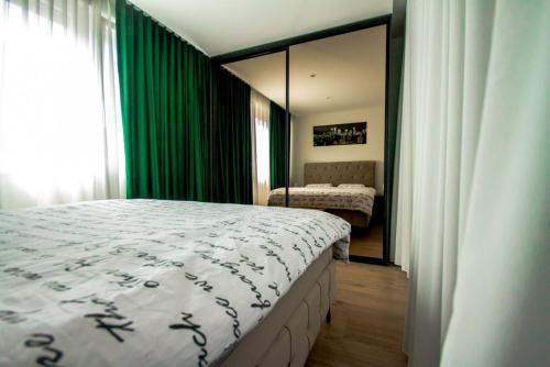 En eller flere senge i et værelse på Apartment Sika