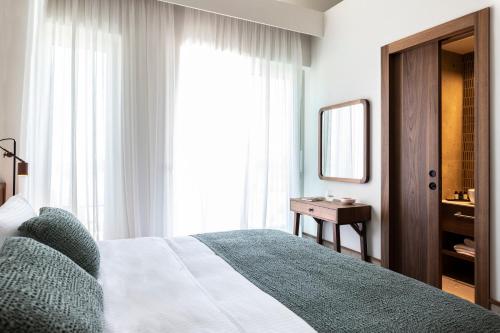 Una cama o camas en una habitación de ALERÓ Seaside Skyros Resort