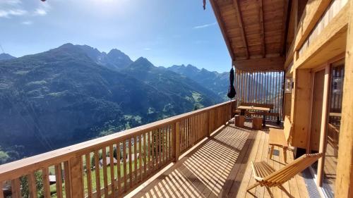 un balcón de una casa con vistas a las montañas en Panorama Berg Chalet, en Großkirchheim