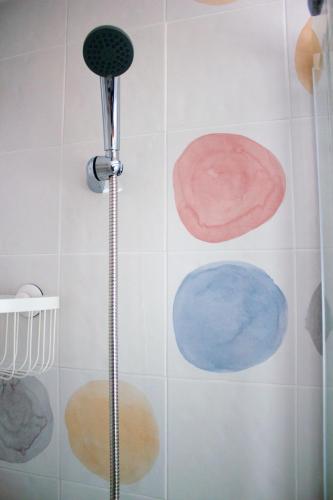 a shower with circles on the wall in a bathroom at ESTUDIO BOCINEGRO in Conil de la Frontera