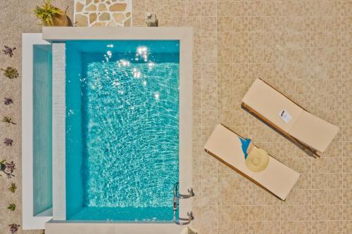 a swimming pool in a bathroom with a mirror at ViLLA SYMONE in Afiartis