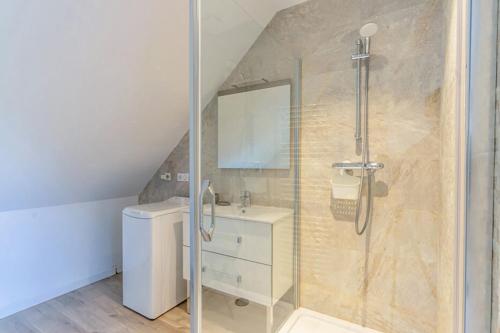 une salle de bain avec douche et lavabo dans l'établissement Le clos des Ty, à La Baule
