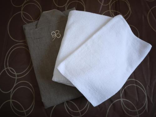 een stapel witte servetten met een symbool erop bij Hotel Select Inn Shikoku Chuo in Shikokuchuo