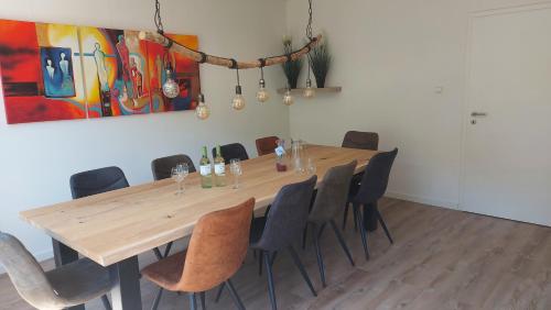 uma sala de conferências com uma mesa de madeira e cadeiras em Villa Bad Bertrich em Bad Bertrich