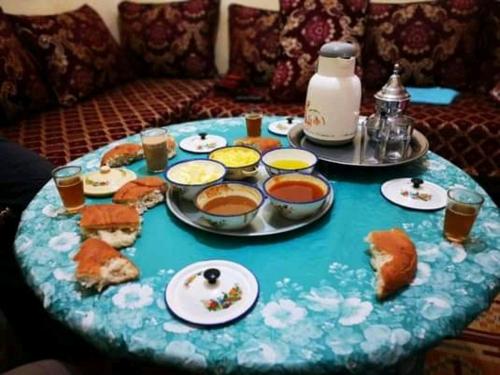 ein blauer Tisch mit Speisen und Getränken darauf in der Unterkunft Ajgal imzi in Tiznit