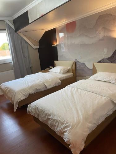 Una cama o camas en una habitación de Mr.Liao Hotel