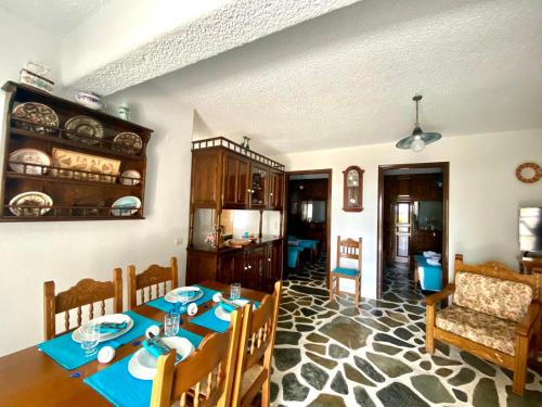 una sala da pranzo con tavolo e una cucina di Gaia home a Dhragoulás