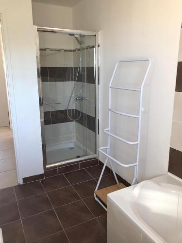 La salle de bains est pourvue d'une douche et de carrelage. dans l'établissement Villa Mer classée, à 3 mn à pied de la plage, à Frontignan