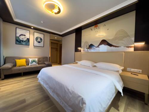 Una cama o camas en una habitación de Mr.Liao Hotel