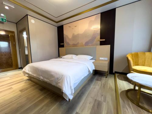 Una cama o camas en una habitación de Mr.Liao Hotel
