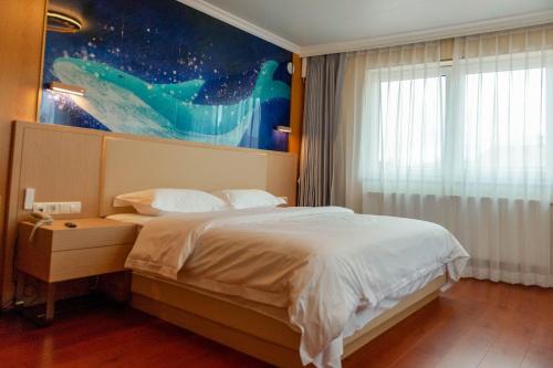 Una cama o camas en una habitación de Mr.Liao Hotel