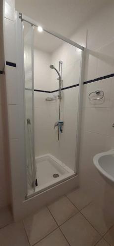 une salle de bain avec douche et lavabo dans l'établissement La Cigale Argeles Albères, à Plage dʼArgelès