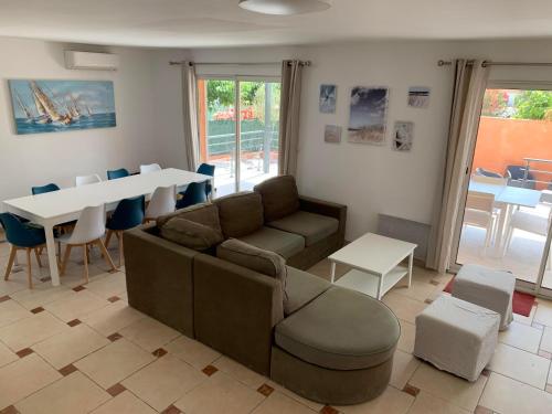 un salon avec un canapé et une table dans l'établissement Villa Mer classée, à 3 mn à pied de la plage, à Frontignan